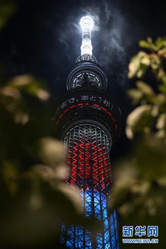 （體育）（1）東京以標志建筑亮燈方式紀念殘奧會倒計時一周年