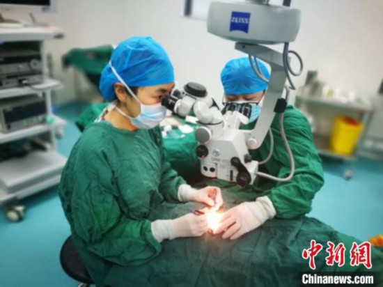 醫生在為器官受捐者做移植手術。中國科大附一院供圖