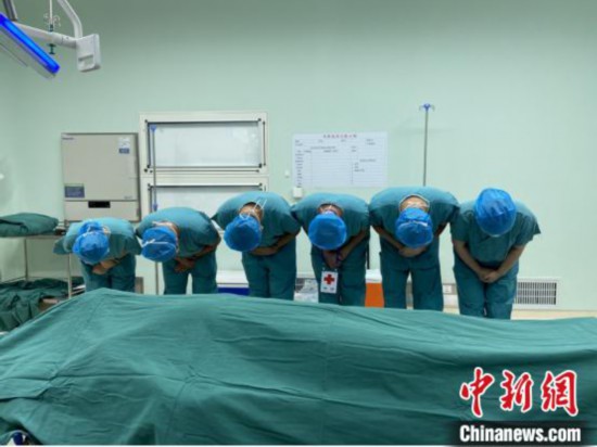 器官捐獻手術前，醫務人員和紅會工作人員集體向施勇默哀致敬。中國科大附一院供圖