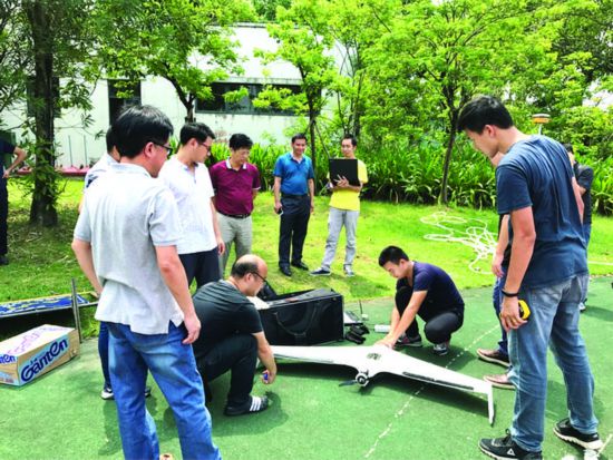     工作人员在调试测绘无人机。