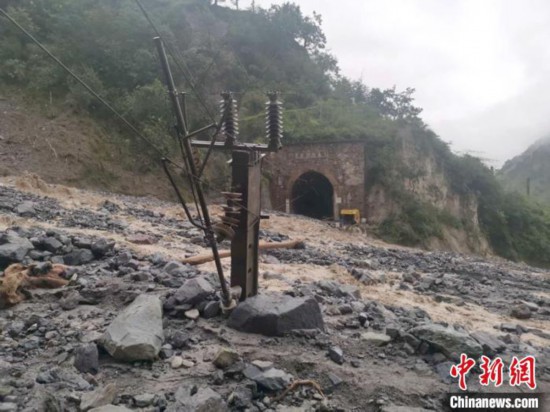成昆铁路四川汉源段因暴雨泥石流灾害通行中断