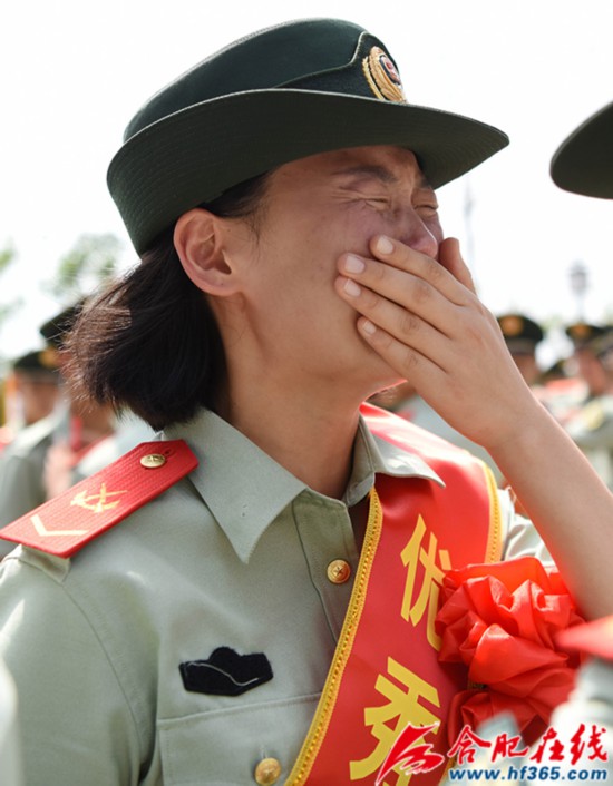 圖2：2020年8月31日，安徽合肥，在武警合肥支隊執勤四中隊向警徽告別儀式上，一位退伍女兵潸然淚下。