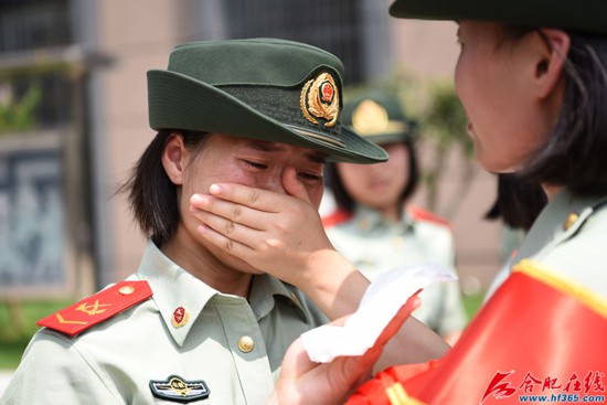 圖12：2020年8月31日，安徽合肥，在武警合肥支隊執勤四中隊向警徽告別儀式上，一位女兵潸然淚下。