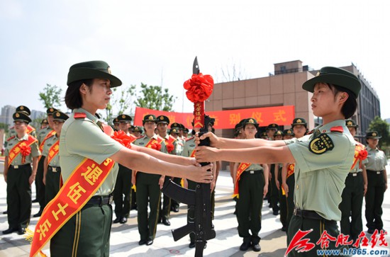 圖8：2020年8月31日，安徽合肥，在武警合肥支隊執勤四中隊向哨位告別儀式上，退伍老兵將鋼槍交給留隊的戰友。