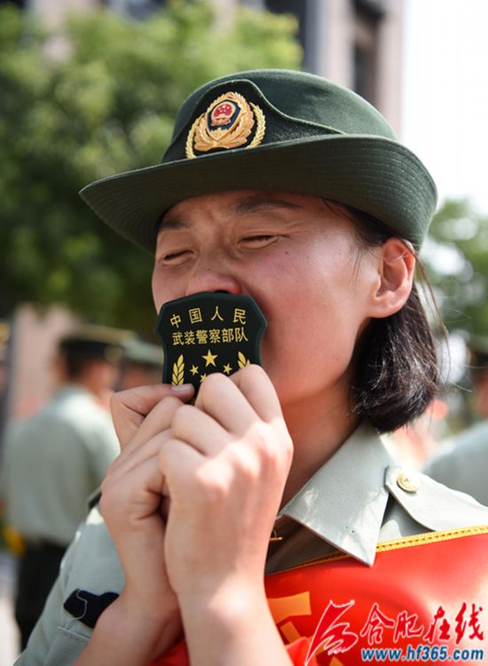 圖6：2020年8月31日，安徽合肥，在武警合肥支隊執勤四中隊向警徽告別儀式上，一位退伍女兵親吻臂章潸然淚下。