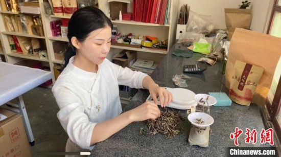 “90后”女研究生返鄉創業傳承花舞茶工藝
