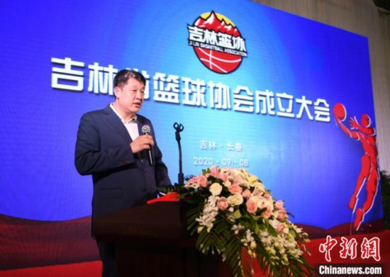 孫軍在吉林省籃球協會成立大會上發言。　張瑤 攝