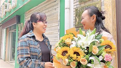 <p>    9月9日，銀川市興慶區新華街工會聯合富華社區為轄區小學、幼兒園和教育機構的老師，送上鮮花表達節日祝福。本報記者 周昕 攝</p>