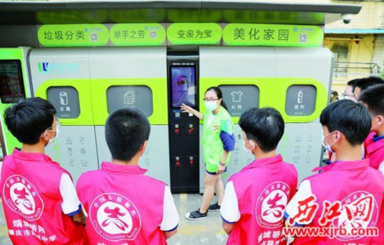 柳園社區工作人員在普及推廣垃圾分類工作。 西江日報記者 梁小明 攝