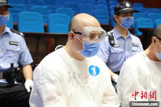 图为上诉人(一审被告人)张加爱(前排左一) 邓煜 摄