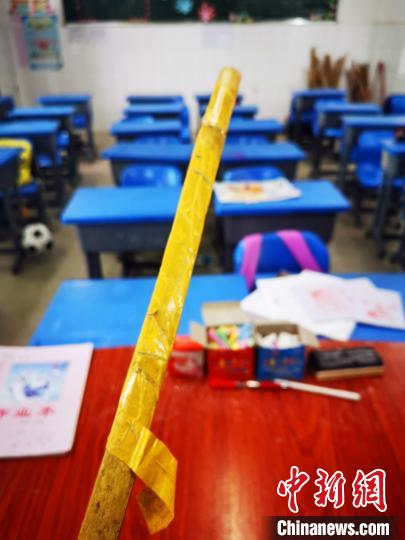 事發教室的講台上放置有一把竹戒尺。　苗志勇 攝