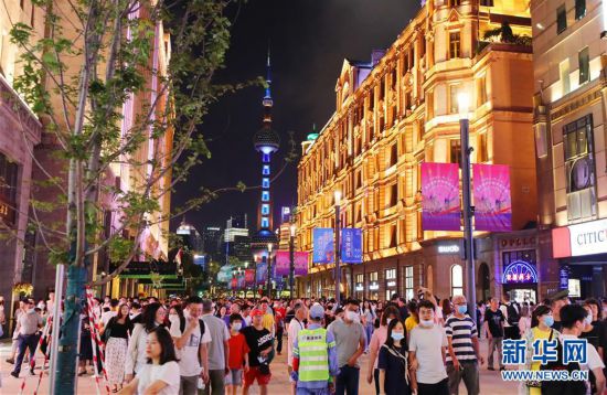 (社会)(1)上海南京路步行街东拓段亮灯“开街”