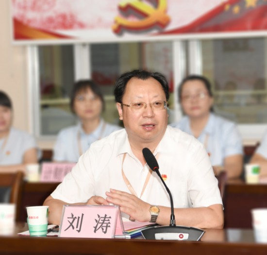 高峰林场场长刘涛介绍林场产业特色 屈艳摄.jpg