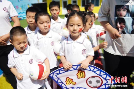 資料圖：2018年5月31日，“全國幼兒足球萬園工程”捐贈儀式在北京市昌平八仙庄幼兒園舉行。<a target='_blank'  data-cke-saved-href='http://www.chinanews.com/' href='http://www.chinanews.com/'><p  align=
