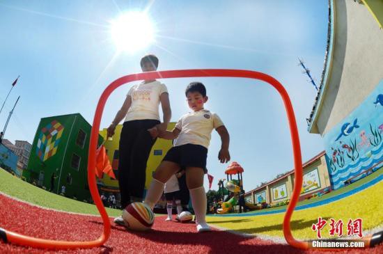 資料圖：幼兒園的孩子進行足球游戲。<a target='_blank'  data-cke-saved-href='http://www.chinanews.com/' href='http://www.chinanews.com/'><p  align=