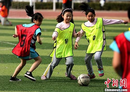資料圖：進行足球運動的孩子們。<a target='_blank'  data-cke-saved-href='http://www.chinanews.com/' href='http://www.chinanews.com/'><p  align=