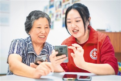 支付难、看病难、孤独感加剧 谁帮老人迈过"数字鸿沟"？