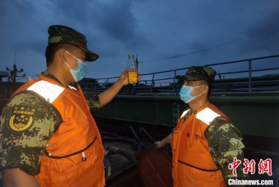 福州海關緝私處與福州海警局聯合破獲特大成品油走私案。福州海警局供圖