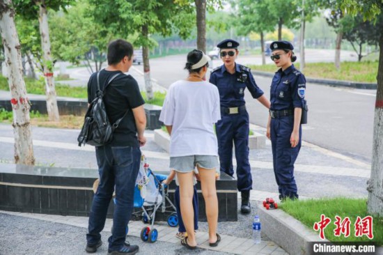 南湖景勝地で観光客のトラブルを解決する女性特殊警察パトロール隊のメンバー（撮影・白雲水）。