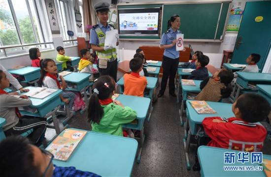 浙江新昌：交通安全“护苗队”助力学生出行安全