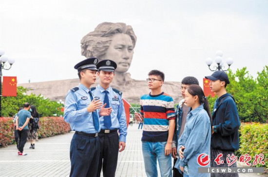 　　在橘子洲頭，民警在巡邏過程中與游客交流。 長沙晚報通訊員 彭滔 攝