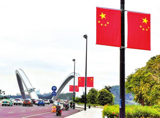 国旗飘扬 绿城街头别样红