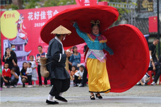 10月2日,贵州省锦屏县隆里古城的居民在进行民俗表演。新华社发(杨晓海 摄)