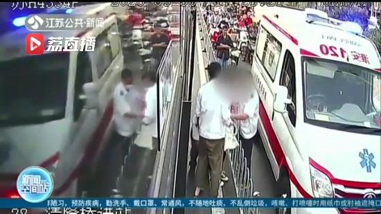 點贊！女孩公交車上突發疾病 駕駛員與乘客相互配合共伸援手