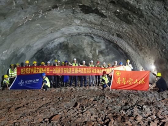 長沙地鐵6號線烈迎區間暗挖單渡線雙線日前順利貫通。