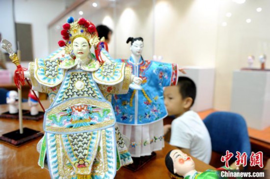 楊亞州展出的木偶作品。　張金川 攝