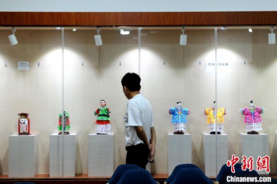 市民參觀楊亞州展出的木偶作品。　張金川 攝