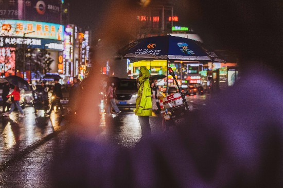 國慶假期期間，交警在路口值守。 長沙公安供圖