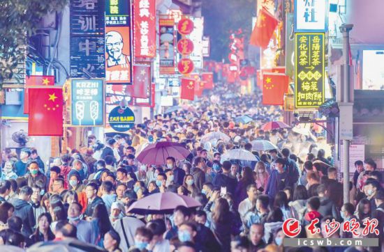 　　國慶假期裡，太平老街人頭攢動，游客們邊賞夜景邊品美食。長沙晚報全媒體記者 鄒麟 攝