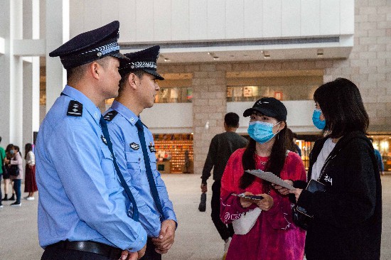 在巡邏過程中，執勤民警答復市民咨詢。 長沙公安供圖