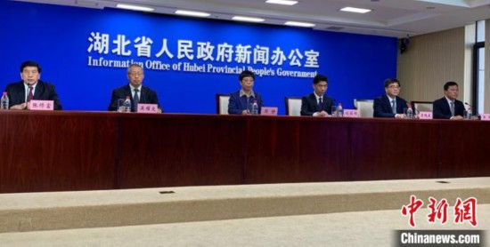 推动优秀人才向贫困地区倾斜集聚，为脱贫提供智力支持