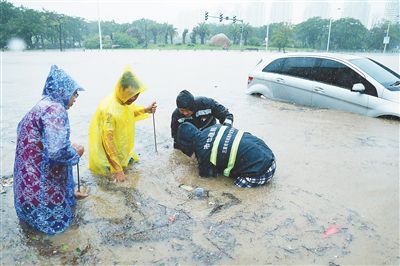 三亞市政維護應急中心工人清理下水道口