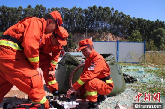 指戰員研究水泵滅火戰術。　福建總隊廈門市駐防分隊供圖 攝