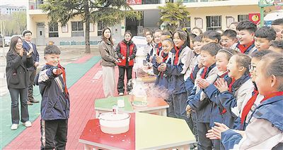 图为河南省巩义市大峪沟镇中心小学学生踊跃参与科学实验。 张毅力摄