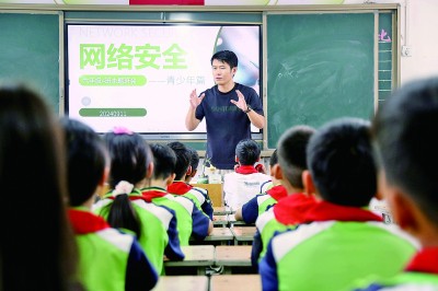 河南汝阳县第二实验小学的老师在给学生们普及网络安全知识。 新华社发 河南汝阳县第二实验小学的老师在给学生们普及网络安全知识。 新华社发