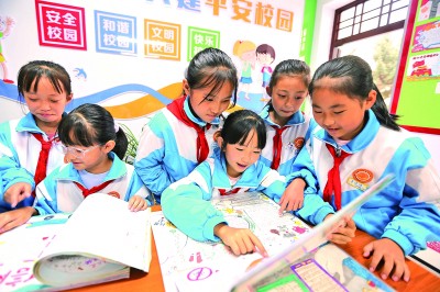 甘肃定西安定区东关小学的学生利用手抄报学习网络安全相关常识。新华社发 甘肃定西安定区东关小学的学生利用手抄报学习网络安全相关常识。新华社发