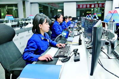广东省广州市消防救援支队指挥中心的接警调度员24小时待命。图片由国家消防救援局提供 广东省广州市消防救援支队指挥中心的接警调度员24小时待命。图片由国家消防救援局提供