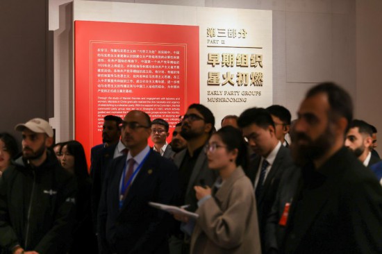 11月15日,与会者参观中共一大会址。(中华全国青年联合会供图) 11月15日,与会者参观中共一大会址。(中华全国青年联合会供图)