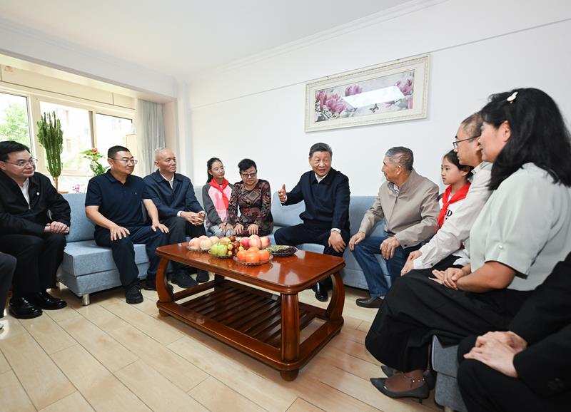 △2024年9月11日,习近平总书记在甘肃兰州市安宁区枣林西社区考察时,同退休老党员李宗彪一家人围坐在一起拉家常。 △2024年9月11日,习近平总书记在甘肃兰州市安宁区枣林西社区考察时,同退休老党员李宗彪一家人围坐在一起拉家常。