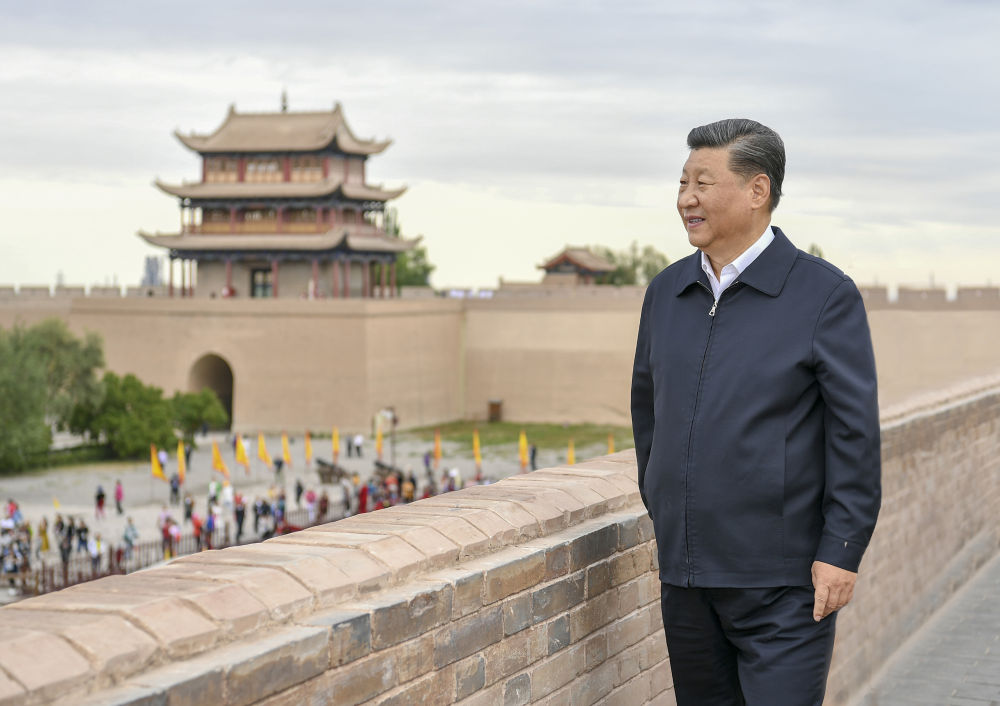 2019年8月20日上午,习近平总书记来到嘉峪关关城,登上城楼察看关城整体面貌,听取河西走廊长城、关隘历史文化情况介绍。新华社记者 谢环驰 摄 2019年8月20日上午,习近平总书记来到嘉峪关关城,登上城楼察看关城整体面貌,听取河西走廊长城、关隘历史文化情况介绍。新华社记者 谢环驰 摄