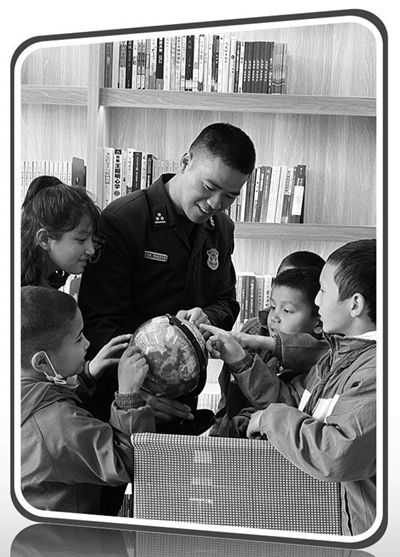 图②:李运飞(中)到学校开展公益活动。受访者供图 图②:李运飞(中)到学校开展公益活动。受访者供图