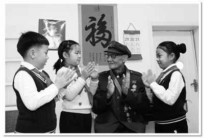 张健(左三)与学生交流。姚振锋摄 张健(左三)与学生交流。姚振锋摄