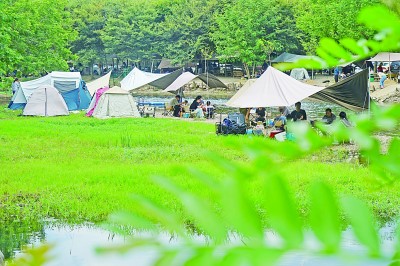 径山镇一家露营基地迎来众多游客。新华社发 径山镇一家露营基地迎来众多游客。新华社发
