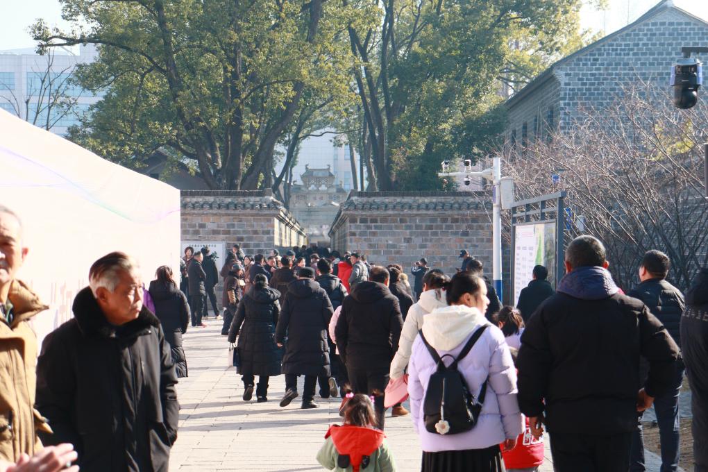 1月29日,游客在安徽省桐城市的六尺巷游览。新华社记者 许诺 摄 1月29日,游客在安徽省桐城市的六尺巷游览。新华社记者 许诺 摄