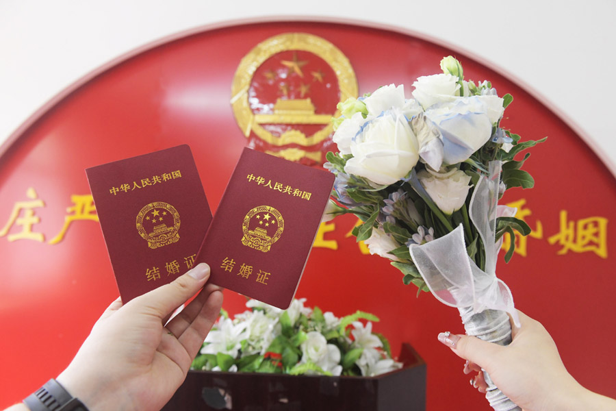 2024年8月10日,一对新人在河北石家庄新乐市民政局婚姻登记处领取结婚证后拍照留念。新华社发(贾敏杰摄) 2024年8月10日,一对新人在河北石家庄新乐市民政局婚姻登记处领取结婚证后拍照留念。新华社发(贾敏杰摄)