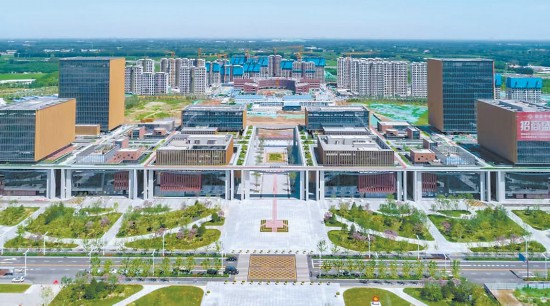 廊坊临空经济区内的国际现代商贸物流CBD,成为这里的地标性建筑。受访者供图 廊坊临空经济区内的国际现代商贸物流CBD,成为这里的地标性建筑。受访者供图